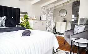 Top-Floor Open En-Suite Studio